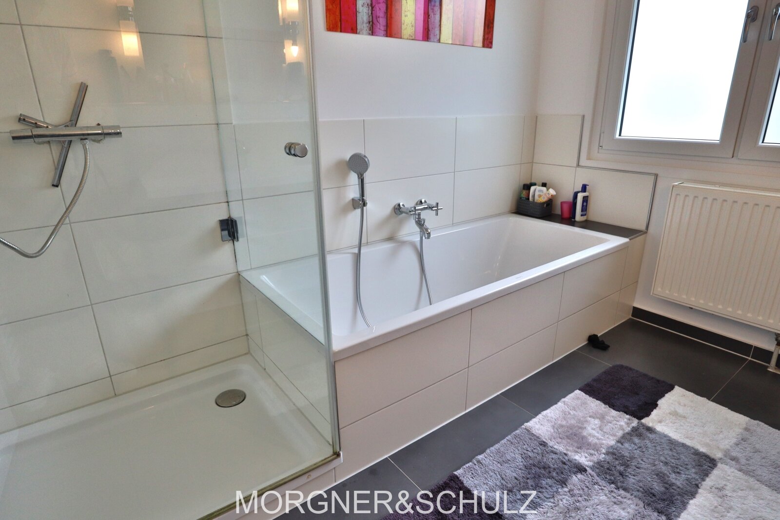 Separate Dusche und Badewanne EG