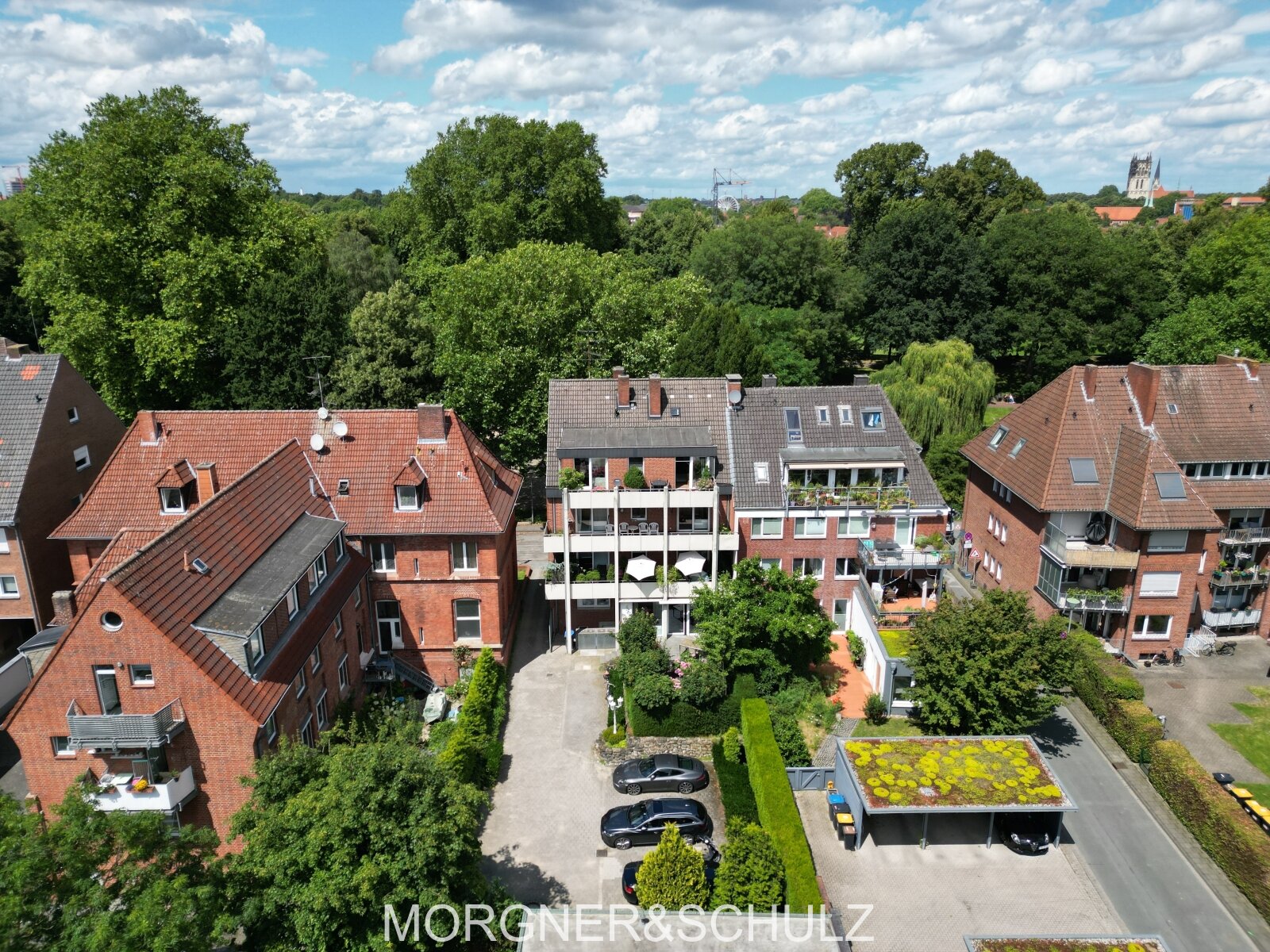 Luftansicht Gebäude und Parkplätze