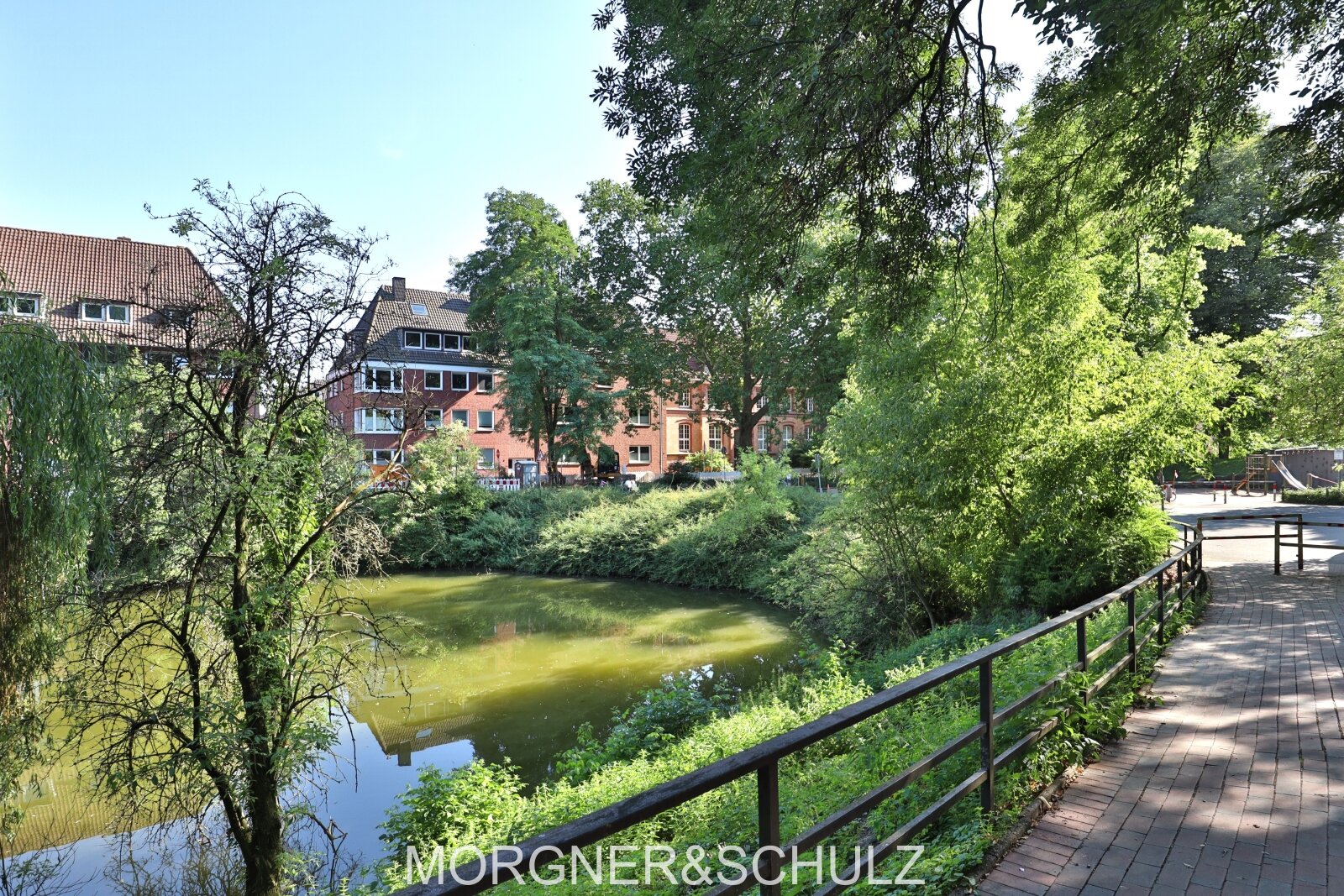 Blick zum Gebäude